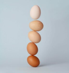 A picture of 5 eggs stacked